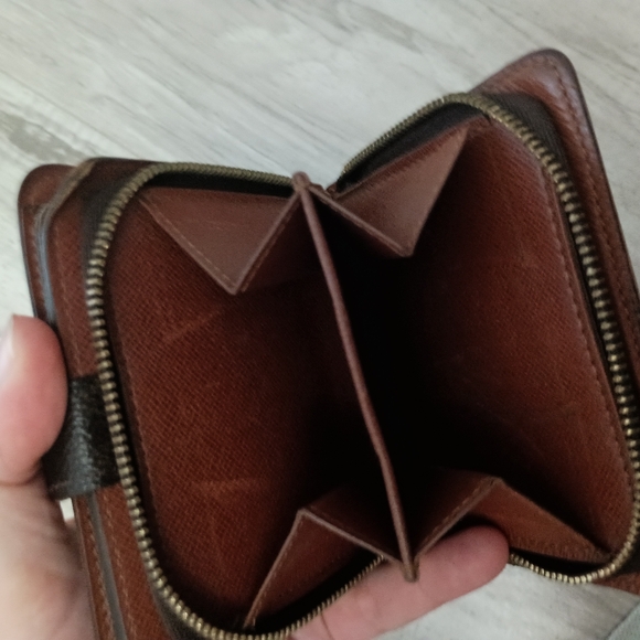 LOUIS VUITTON Monogram Compact Zip Wallet - Picture 7 of 10